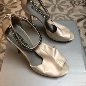 Vera Wang Ivory heel size 8!